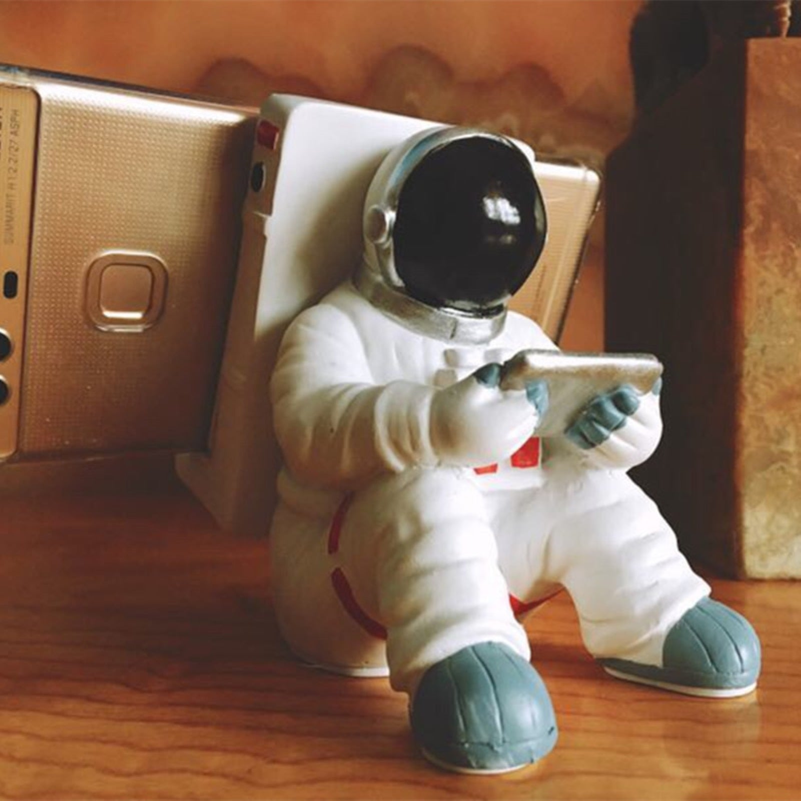 Universal smartphone stand
