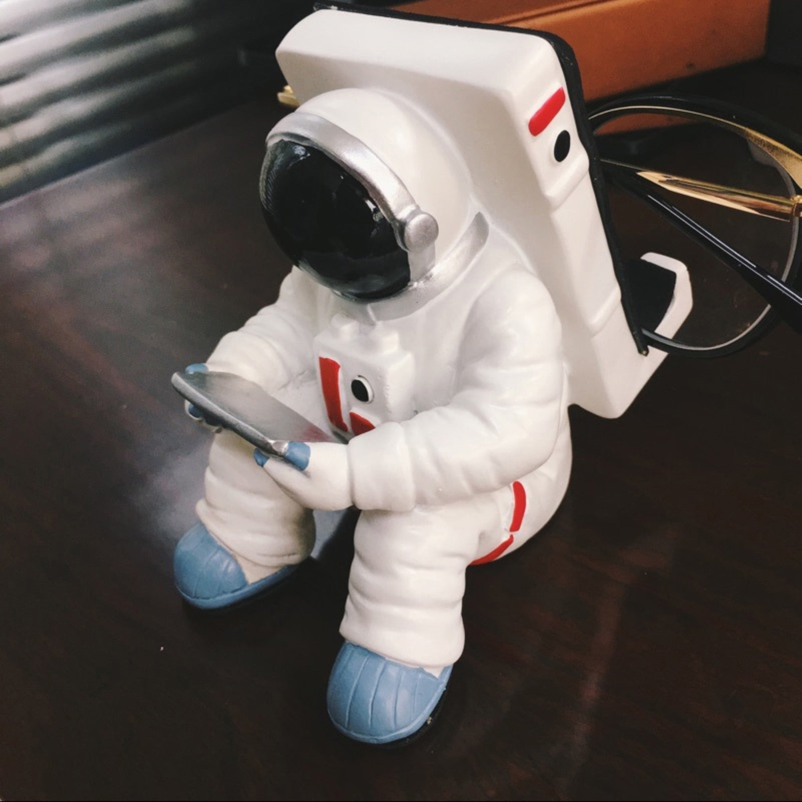 Universal stand for mobile and tablet
