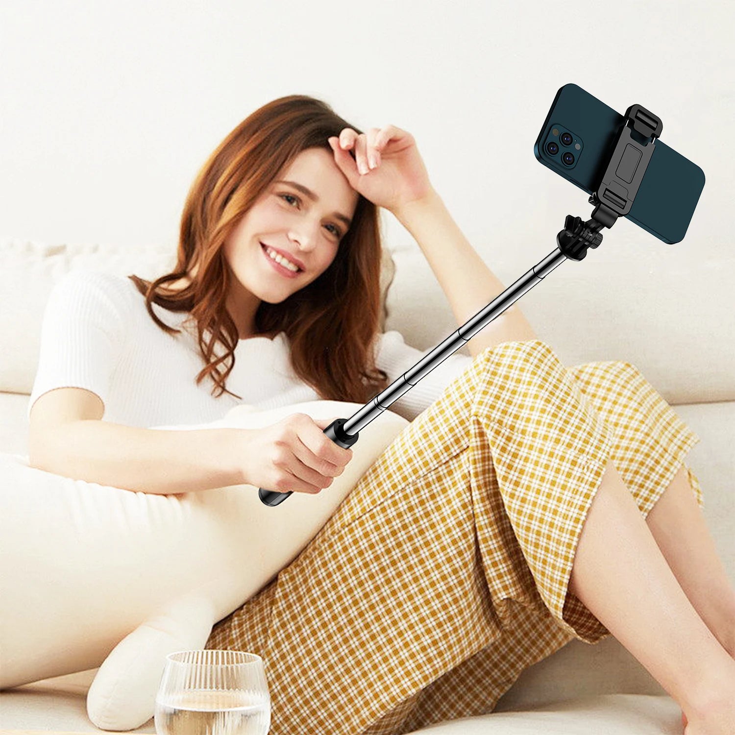 Lightweight selfie stick